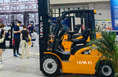 YEAWEYDA all-terrain forklift debut